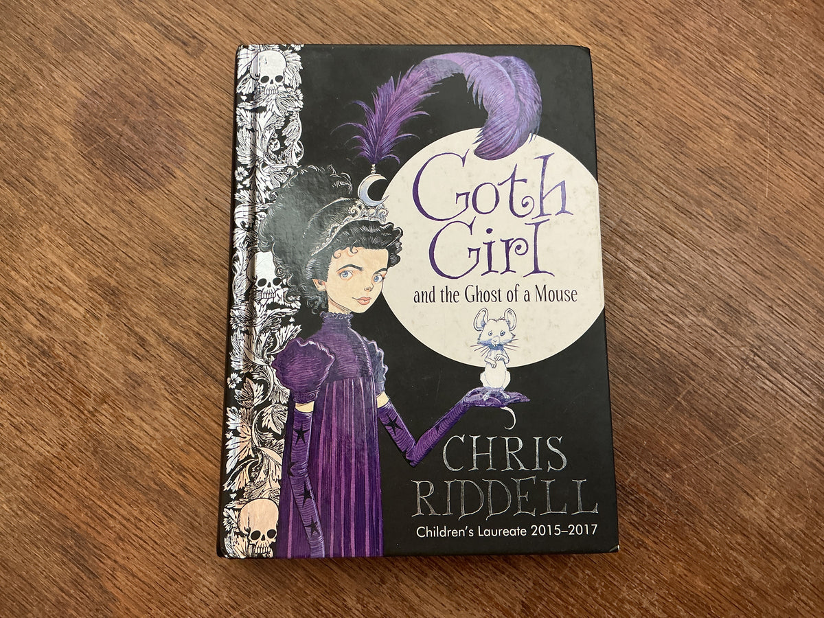 Goth Girl and the Ghost of a Mouse (1) by Chris Riddell