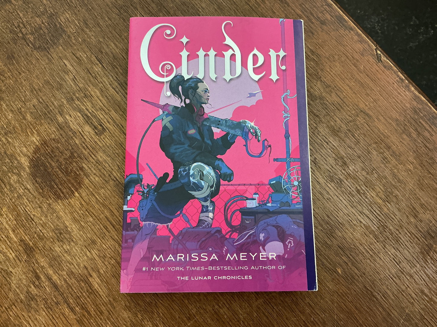 Cinder: Book One of the Lunar Chronicles (The Lunar Chronicles, 1)