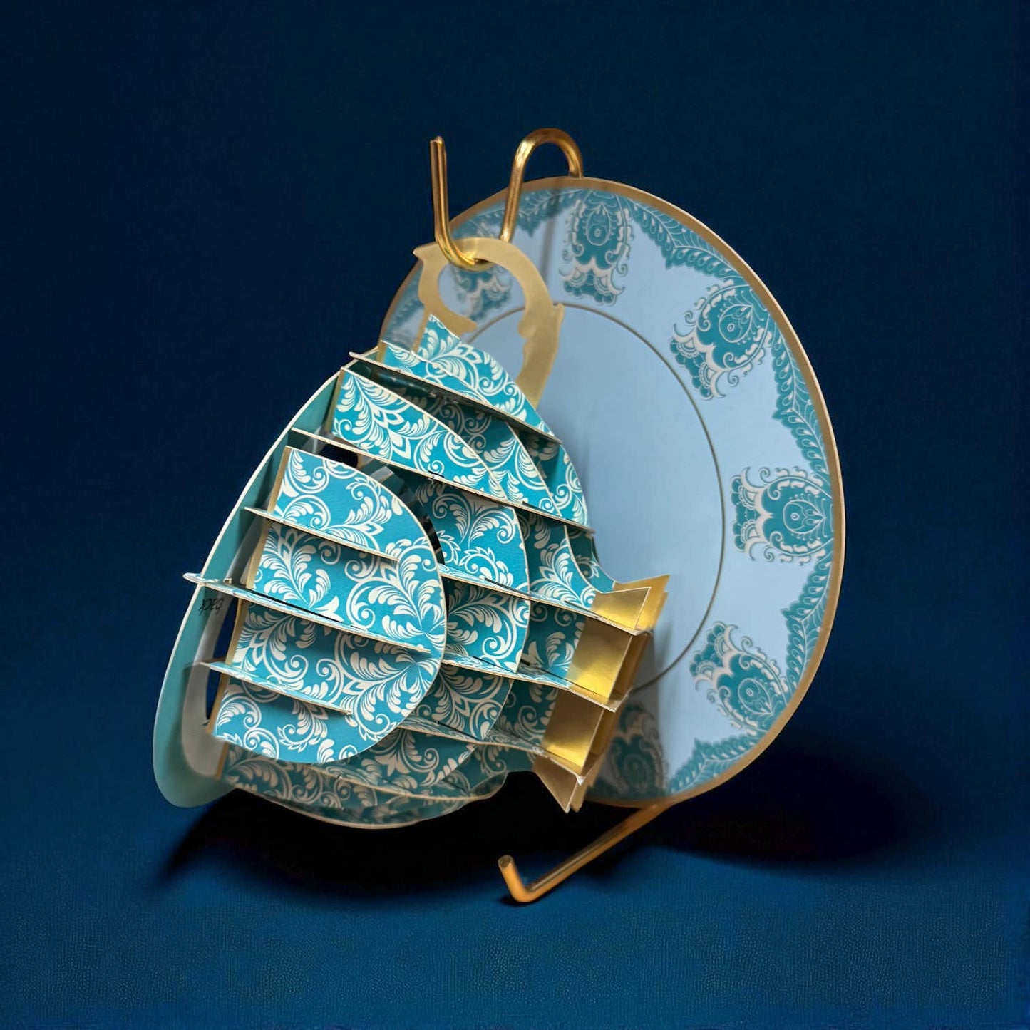 A cup of tea pop up card - Bumblebee