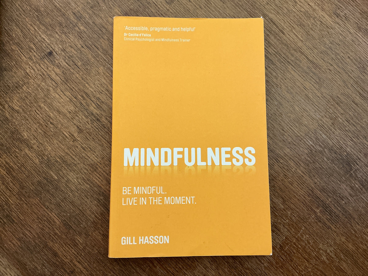 Mindfulness: Be mindful. Live in the Moment. by Gill Hasson