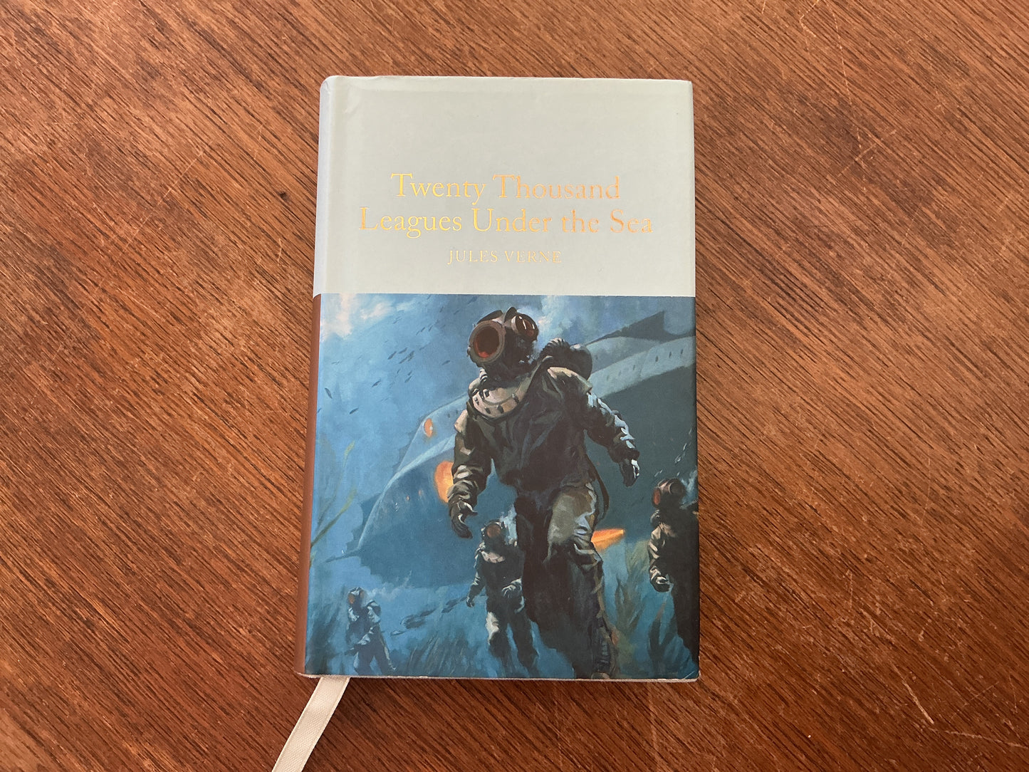 Twenty Thousand Leagues Under the Sea (Macmillan Collector's Library) by Jules Verne