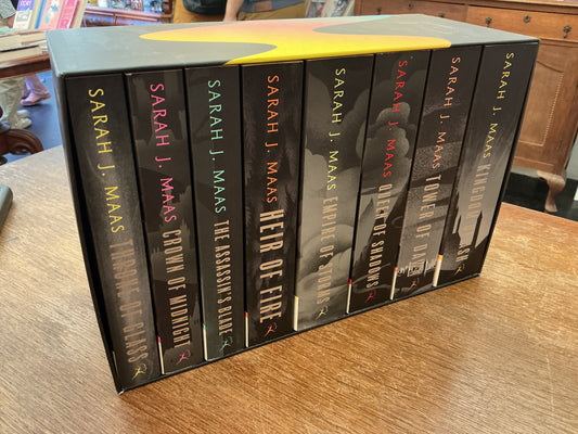 Throne of Glass Box Set [paperback] Sarah J. Maas [Jun 29, 2023] by Sarah J. Maas